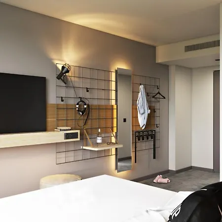 Moxy 3*