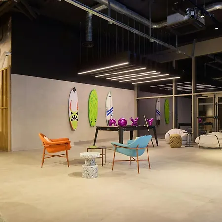 Moxy 3*