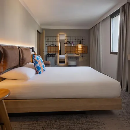 Moxy 3*