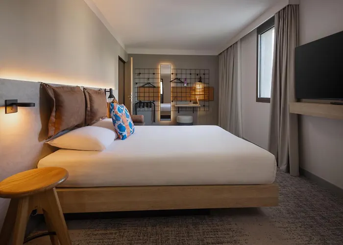 Moxy 3*