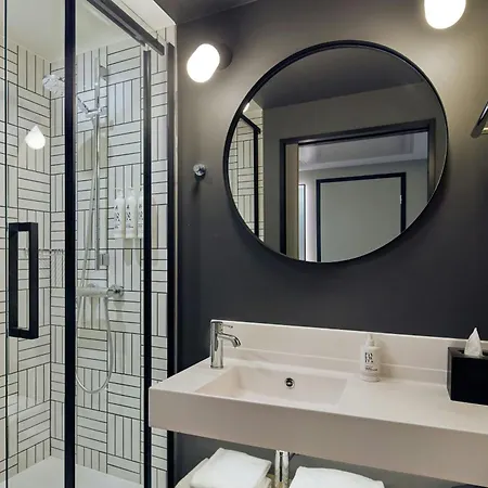 Moxy 3*