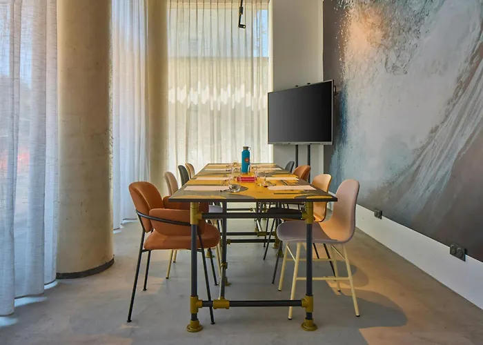 Moxy 3*