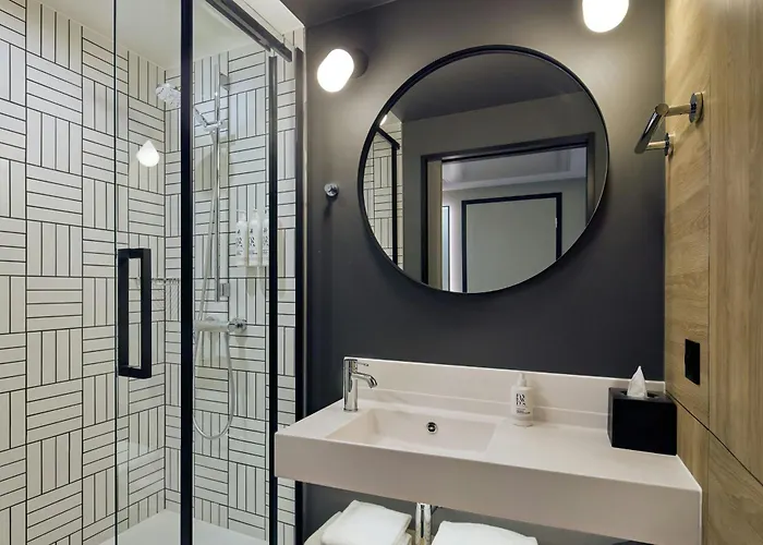Moxy 3*